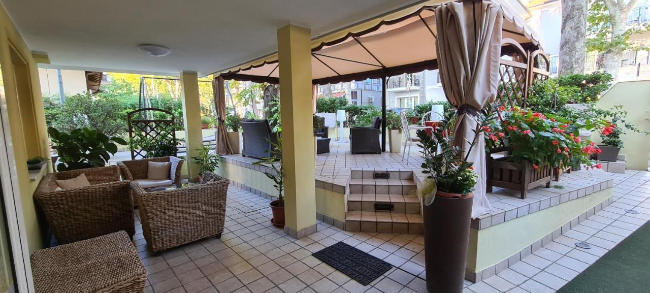Hotel Beppe Rimini Exteriör bild