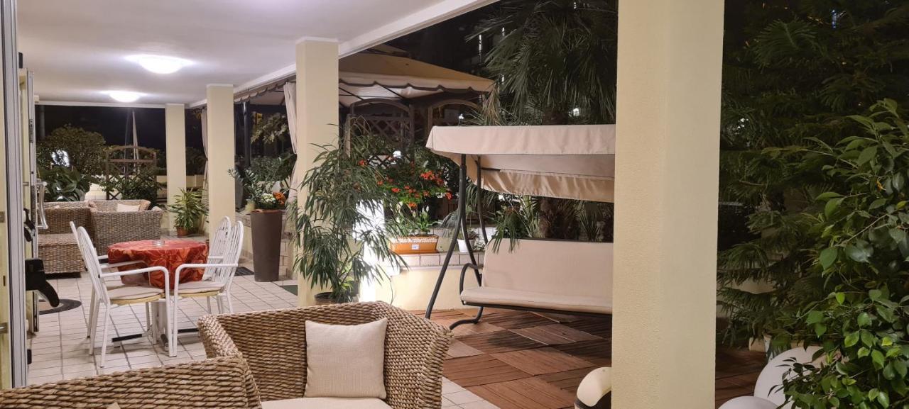 Hotel Beppe Rimini Exteriör bild